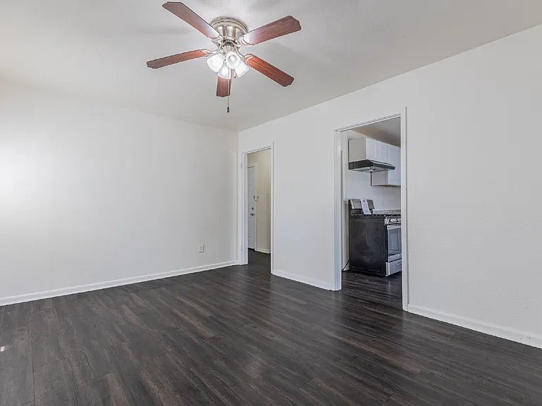534 Walton Ave — Photo 8