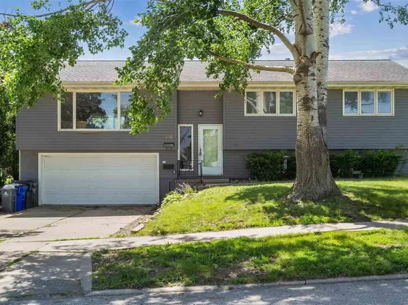 136 Echo Ln NW, Cedar Rapids, IA 52405
