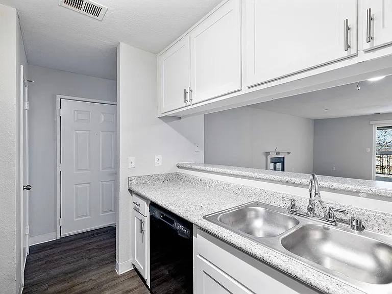 15690 Crestwood Dr — Photo 3