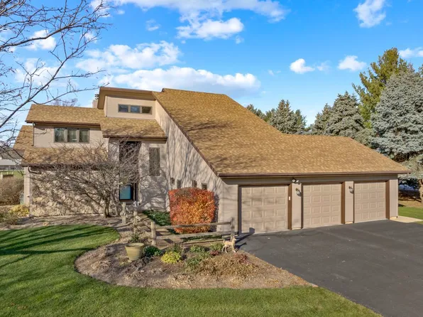 9N100 Oak Bluff Dr, Elgin, IL 60124