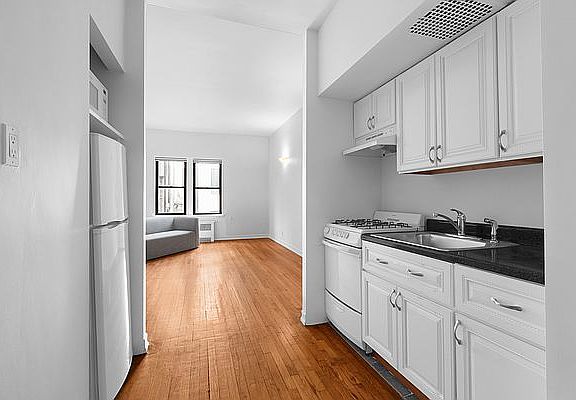 3rd image of 59 E 79th St APT 3C