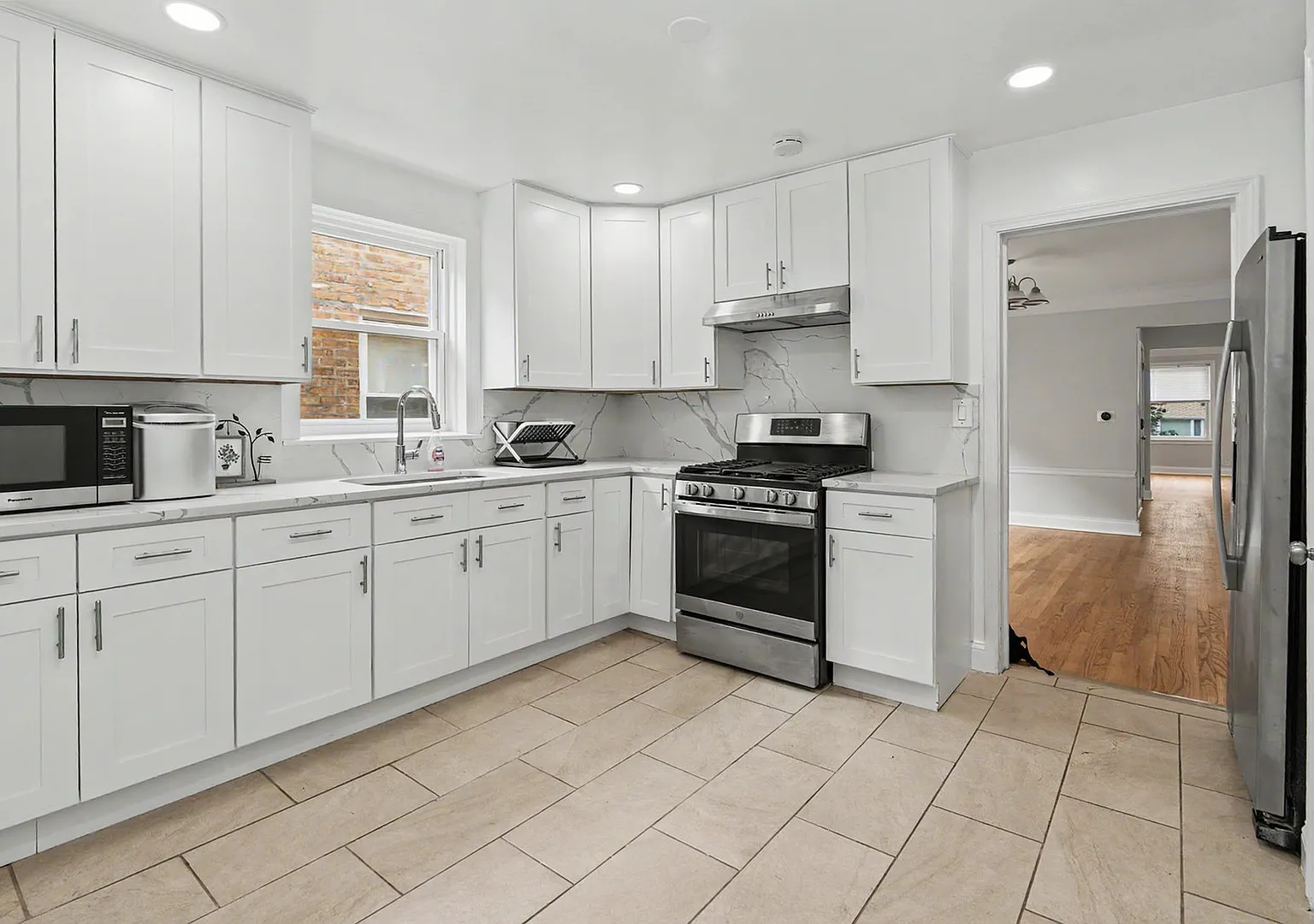 3 bed, 1.5 bath, $2,500 — Photo 4
