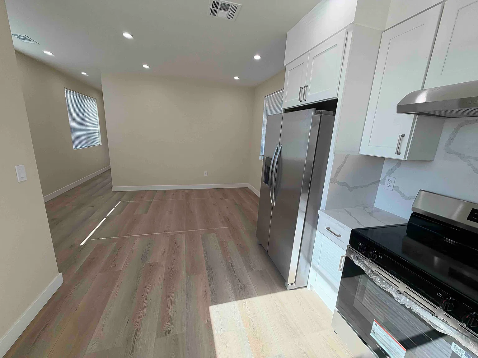 3 bed, 1000 sqft, $3,990 — Photo 4
