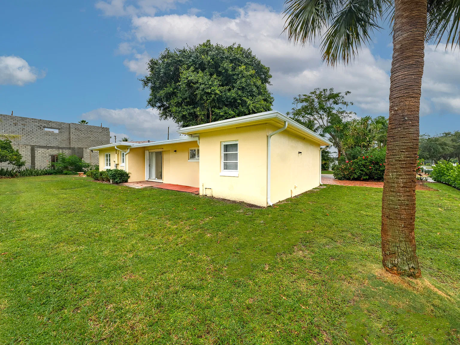 3 bed, 2.5 bath, 1385 sqft, $3,300 — Photo 4