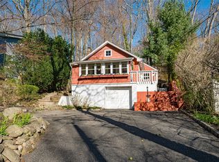 54 Oakdale Rd, Centerport, NY 11721