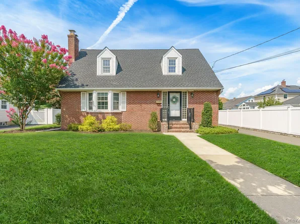 228 Van Cott Avenue, Farmingdale, NY 11735