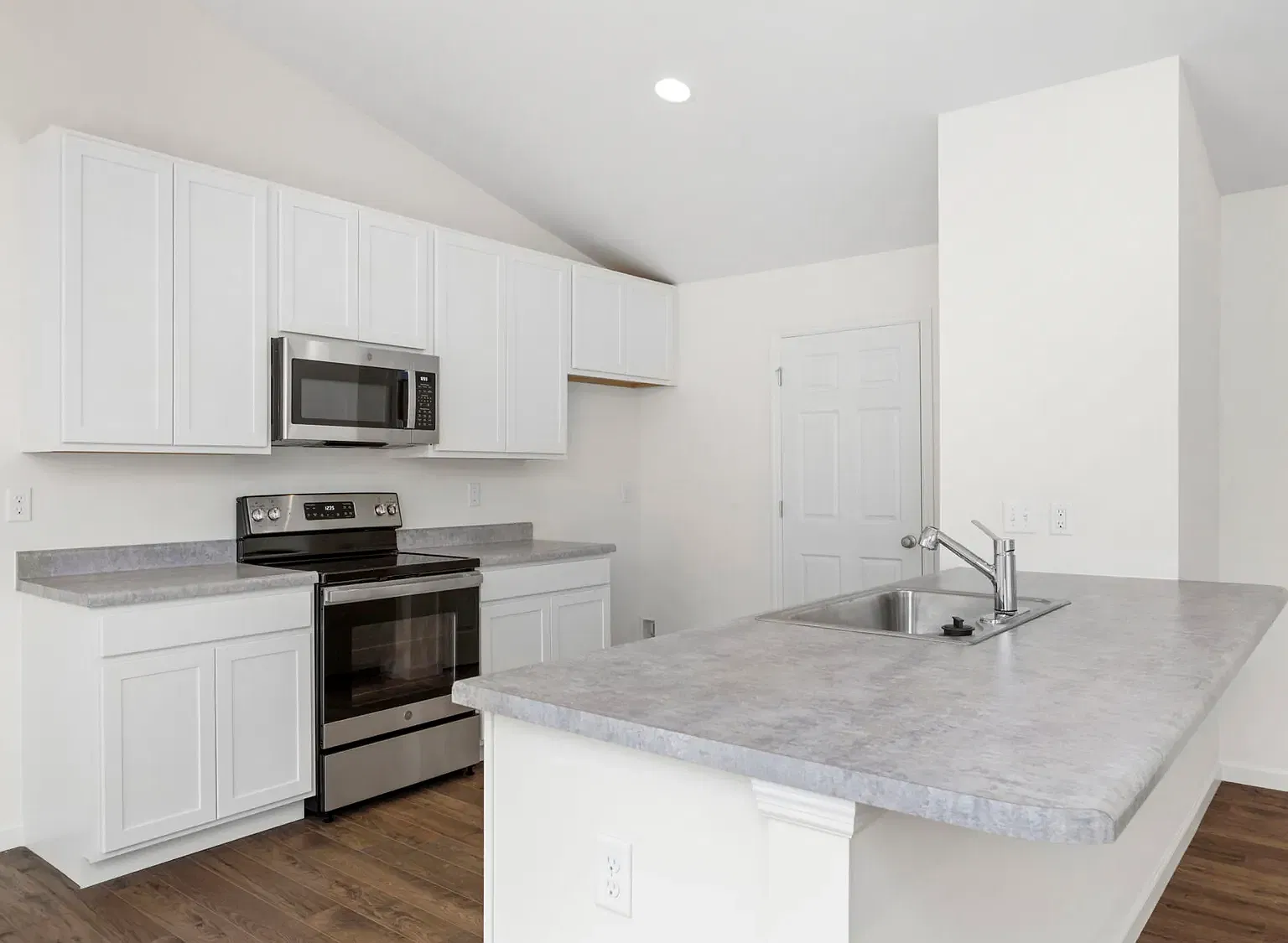 3 bed, 1315 sqft, $2,475 — Photo 4