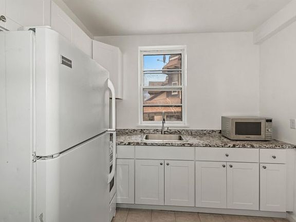 5th image of 2615 Kennedy Blvd #206