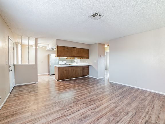 5th image of 4300 N Lamont St APT 251