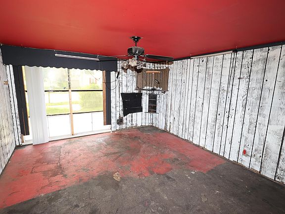 4th image of 928 W Lusher Ave