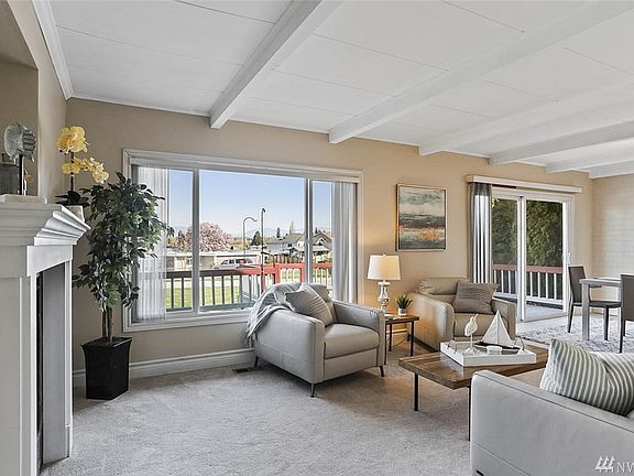 Enter to this open living and dining room with huge picture windows looking toward Lake Meridian.  This charming space is light and bright in all seasons!