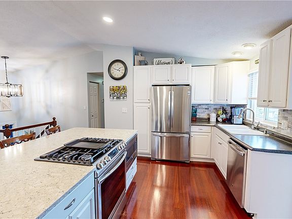 3rd image of 418 Deerfield Dr