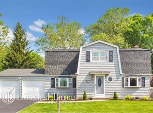 15 Valencia St, Hauppauge, NY 11788