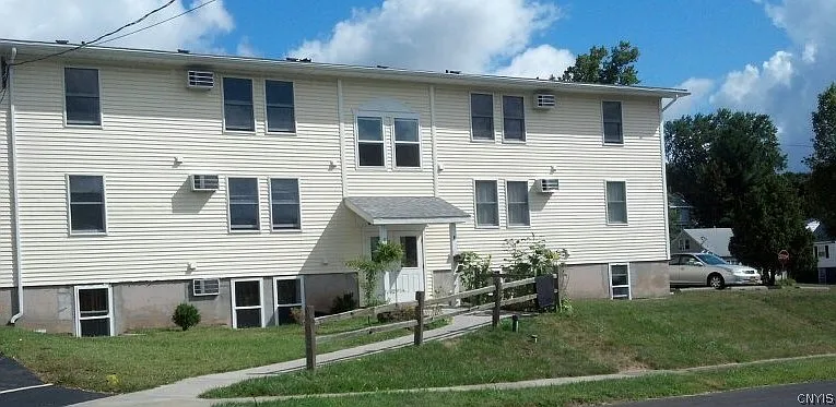 2 bed, 1.0 bath, 8976 sqft, $1,300 — Photo 1