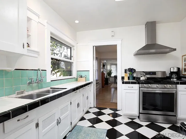 422 W University Pl — Photo 6