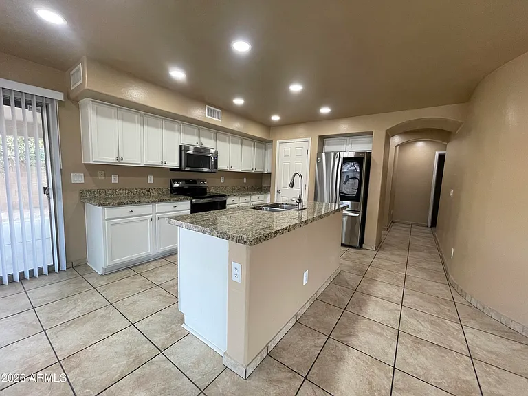 1466 E Holiday Dr — Photo 8