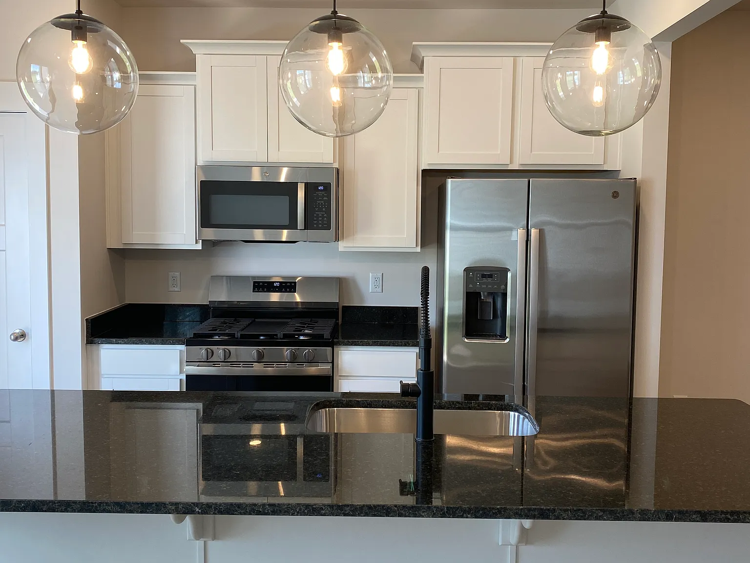 3 bed, 2.5 bath, 1600 sqft, $1,900 — Photo 4