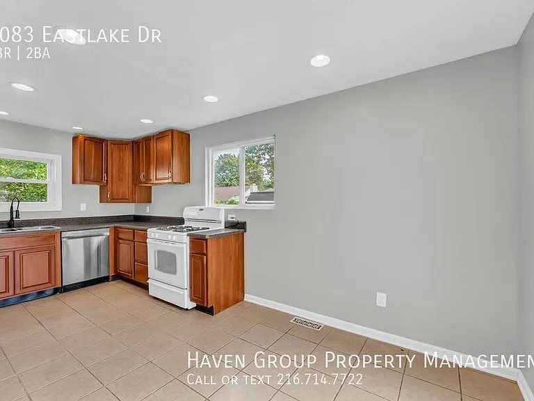 1083 Eastlake Dr — Photo 11