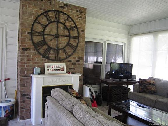 3rd image of 165 Scotland Ln