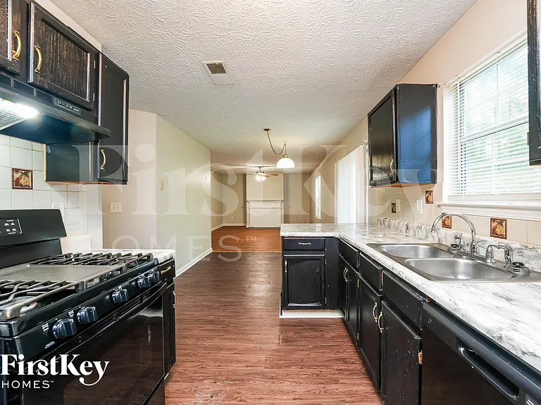 7166 Stonebrook Ln — Photo 7