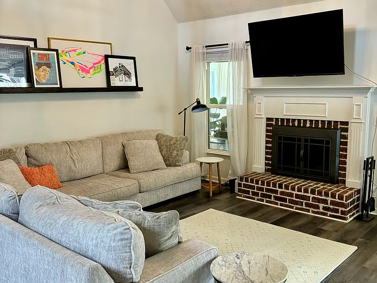 604 Greenleaf Ave — Photo 3