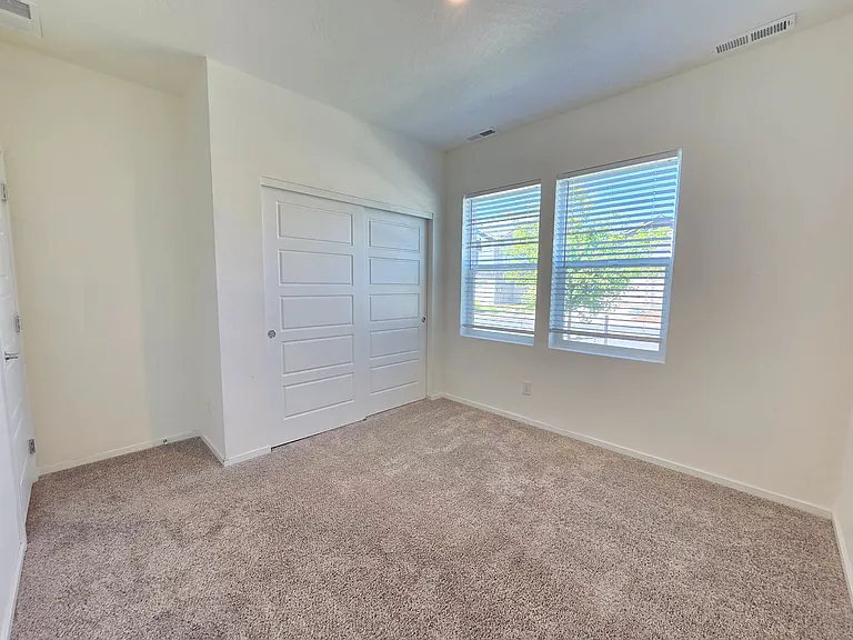 5711 W Georgetown Ln — Photo 25