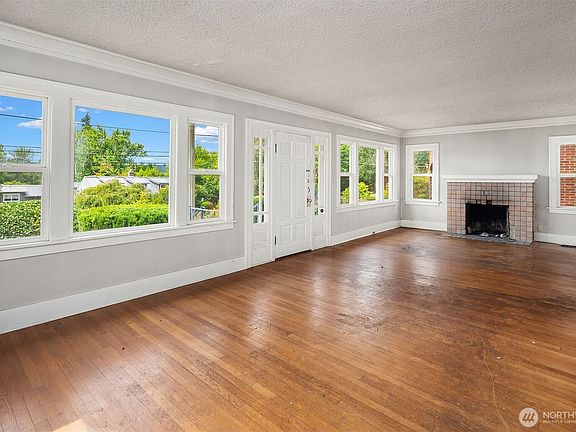 4th image of 2518 30th Avenue S