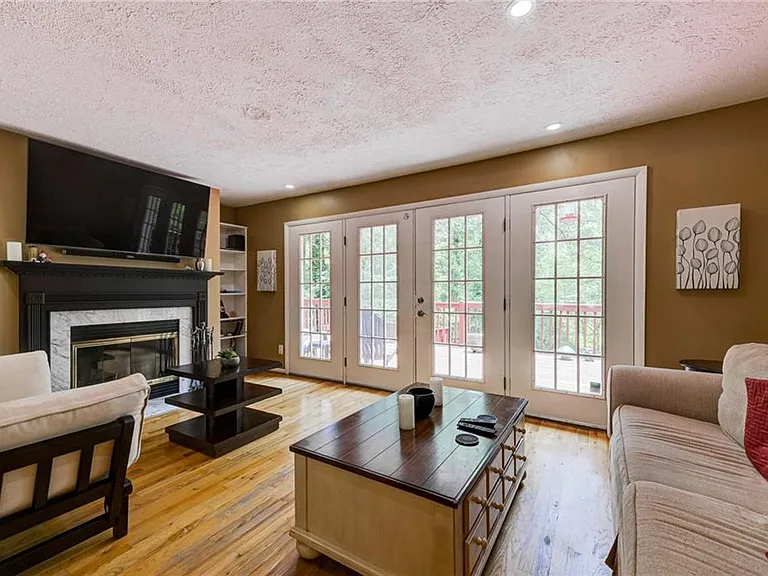 2423 Woodacres Rd NE — Photo 8