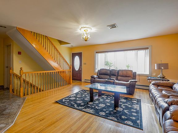 2nd image of 121 Pine St