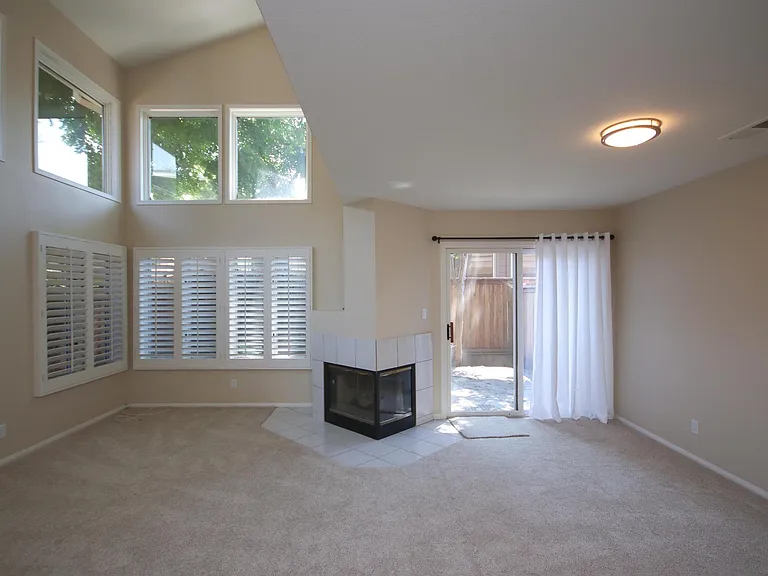 1074 Rocton Dr — Photo 5