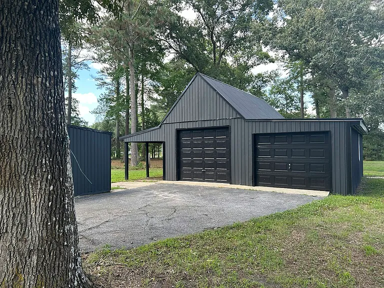 Detached garage not included in rental