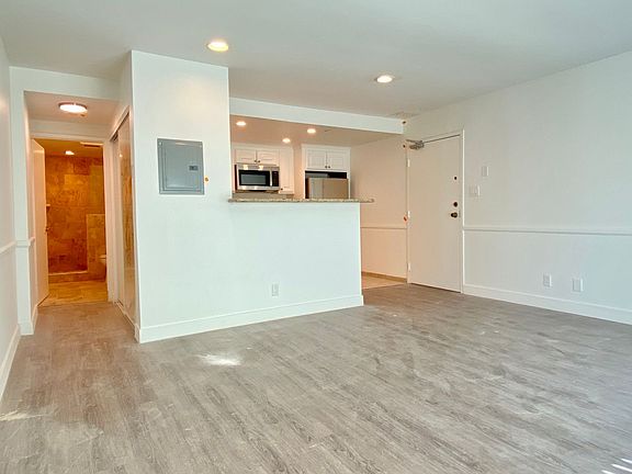 4th image of 130 S Flores St #1