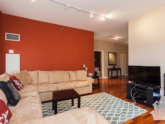 4th image of 1322 S Prairie Ave Unit 302