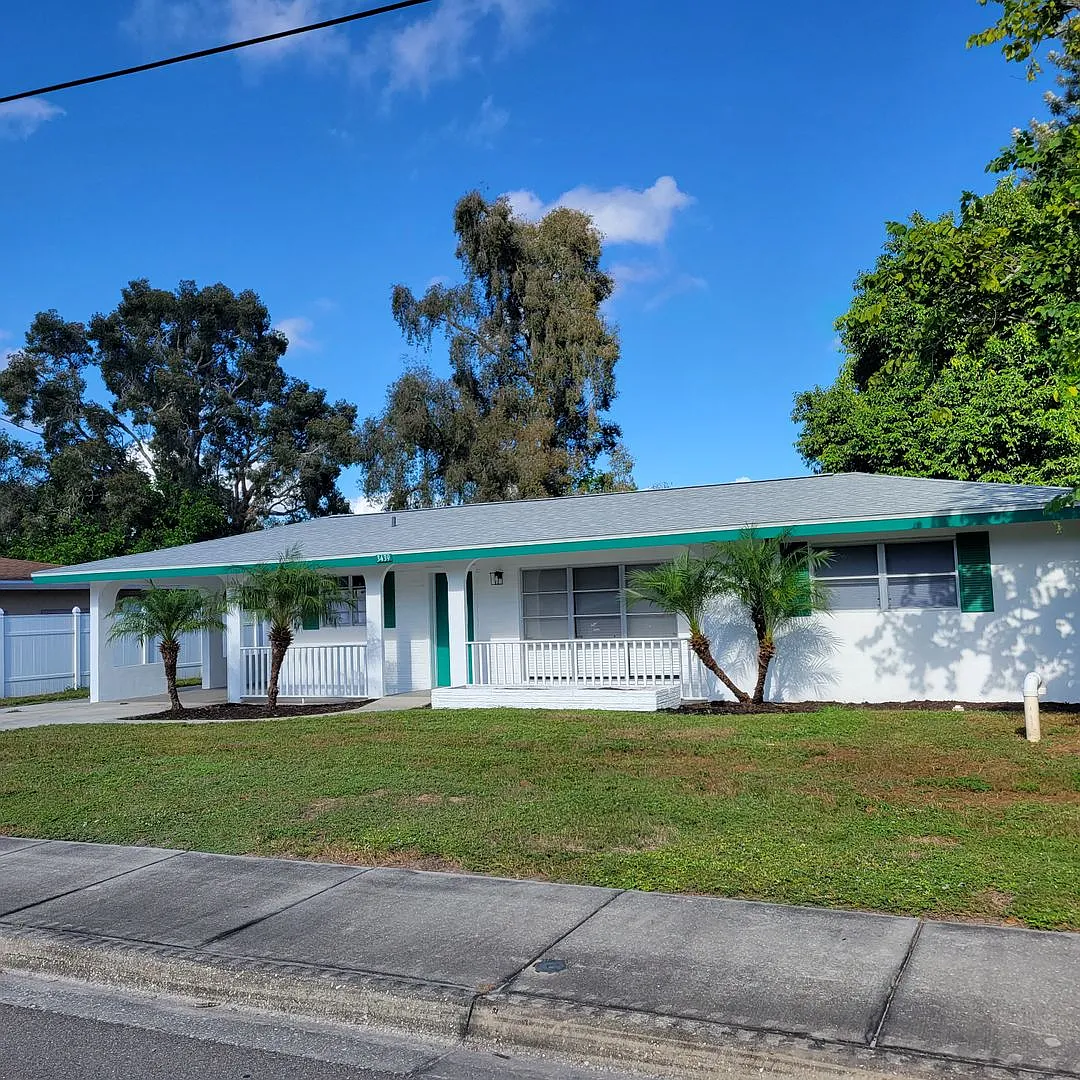 Annual unfurnished renovated 2/1 SFH downtown Sarasota on a lake — Photo 2