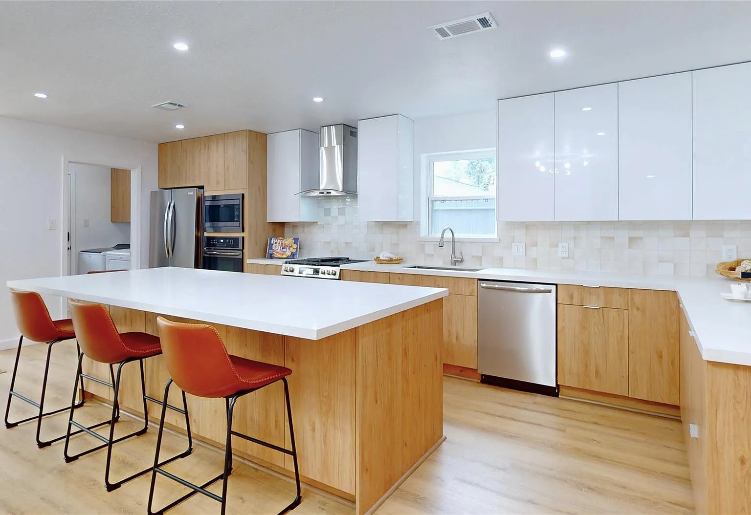 3 bed, 2.0 bath, 1719 sqft, $4,000 — Photo 1