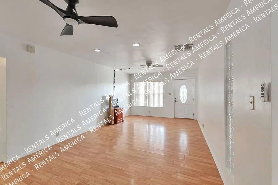 One Month Free-Charming Home — Photo 2