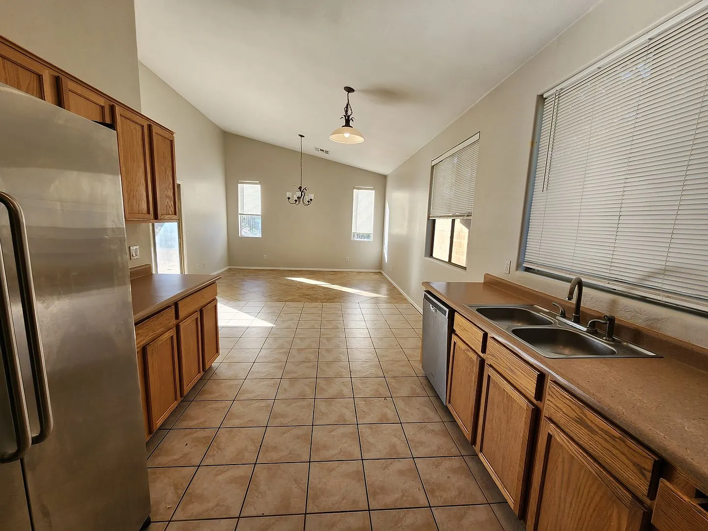 Vaulted ceilings, split bedroom floor plan, tile flooring throughout — Photo 4
