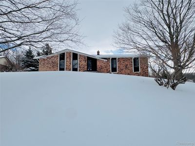 275 Melinda Cir, White Lake, MI, 48386