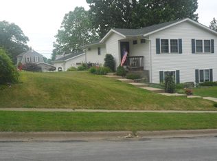 208 14th St, Silvis, IL 61282