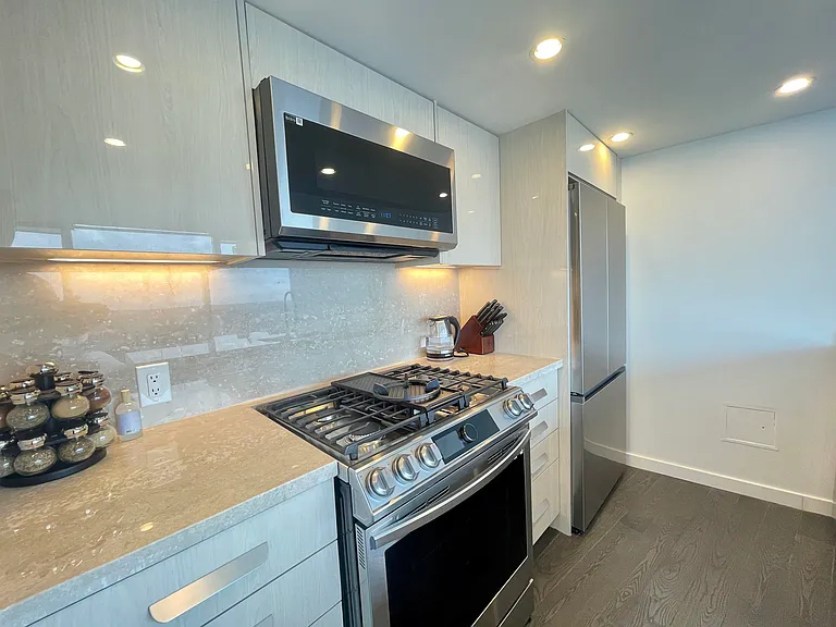938 Nelson St — Photo 5