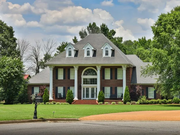 136 Kelly West Dr, Martin, TN 38237