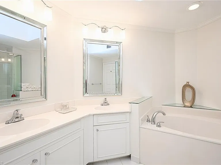 900 L Ambiance Cir #9-106 — Photo 18