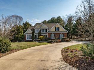 8 Fox Run Ln, Johnson City, TN 37604