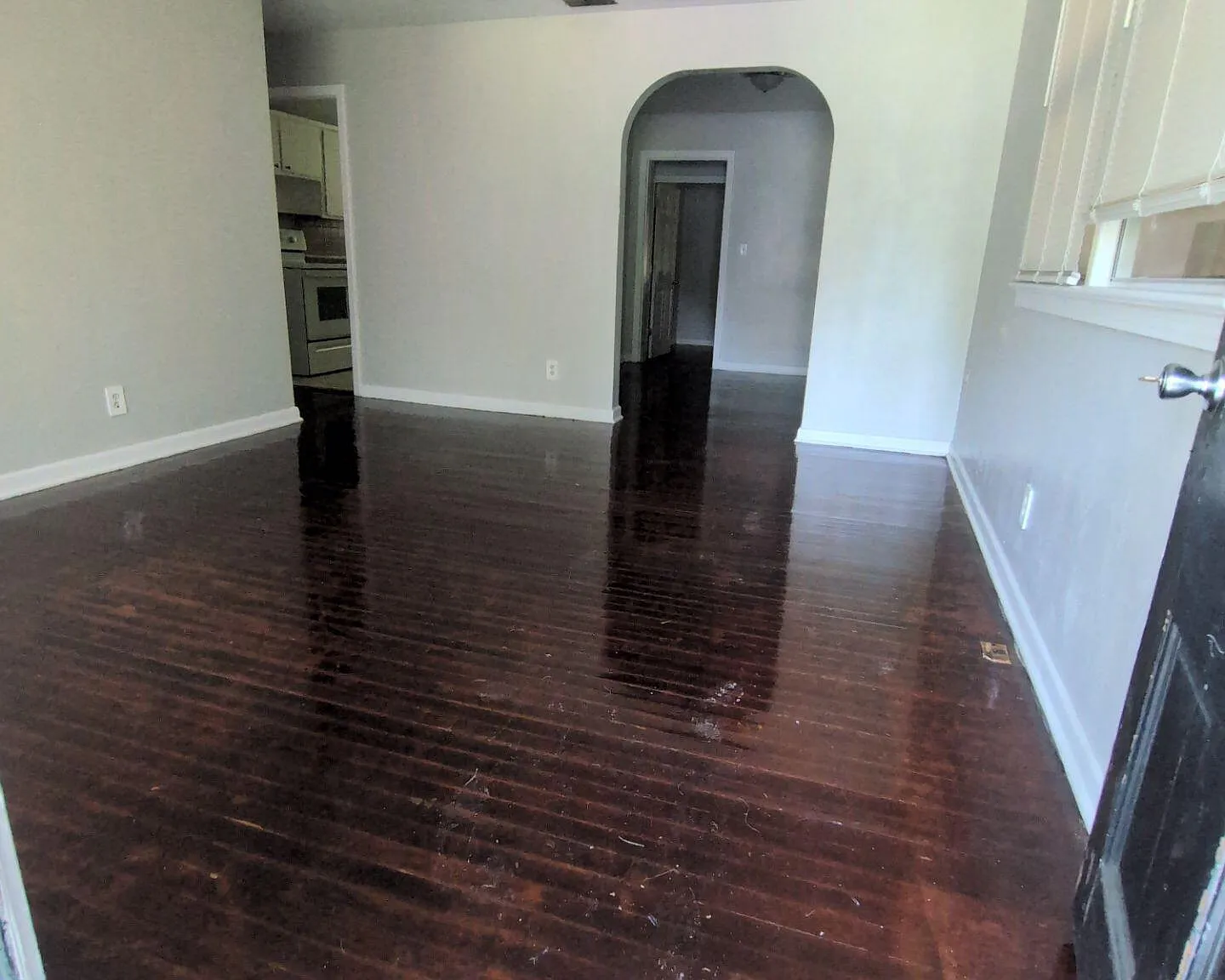 3 bed, 1.0 bath, 1080 sqft, $1,350 — Photo 2