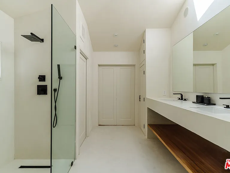 8706 Sunset Plaza Pl — Photo 24