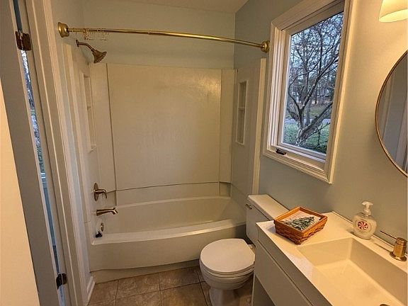 3rd image of 1522 Sycamore Square Dr