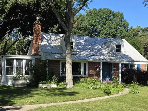 4579 Lakeshore Rd, Fort Gratiot, MI 48059