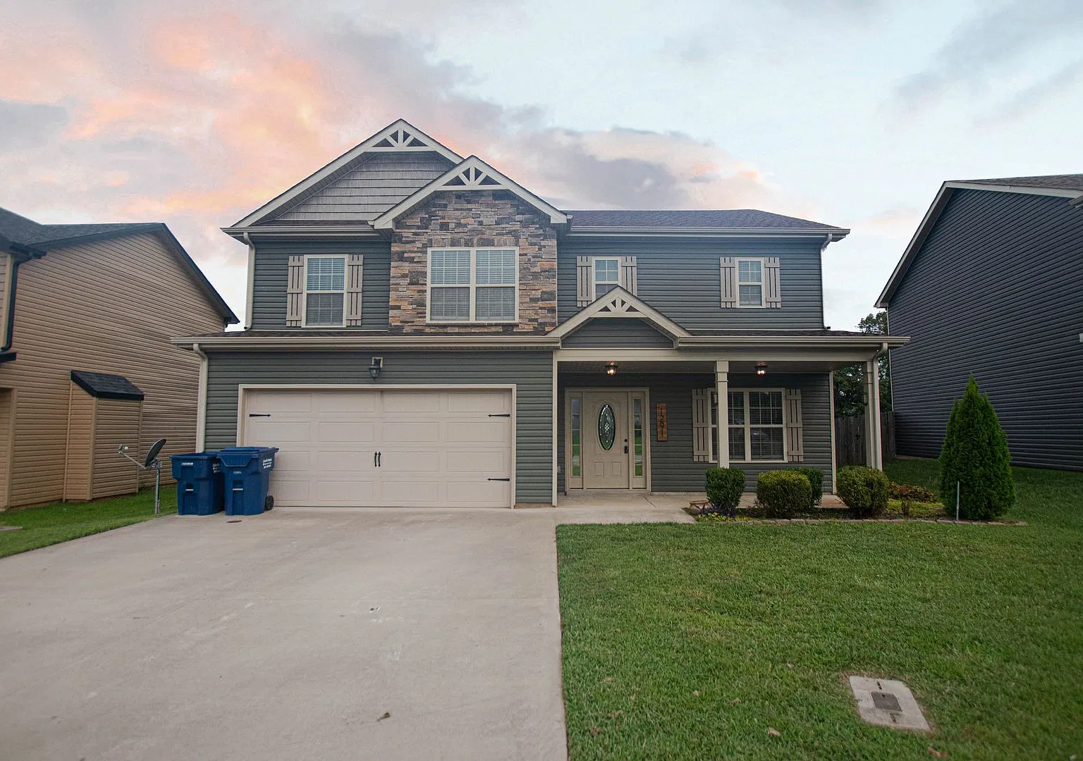 Pet Friendly Four Bedroom! — Photo 1