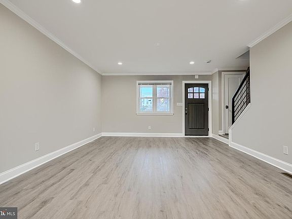 3rd image of 621 Ponca St