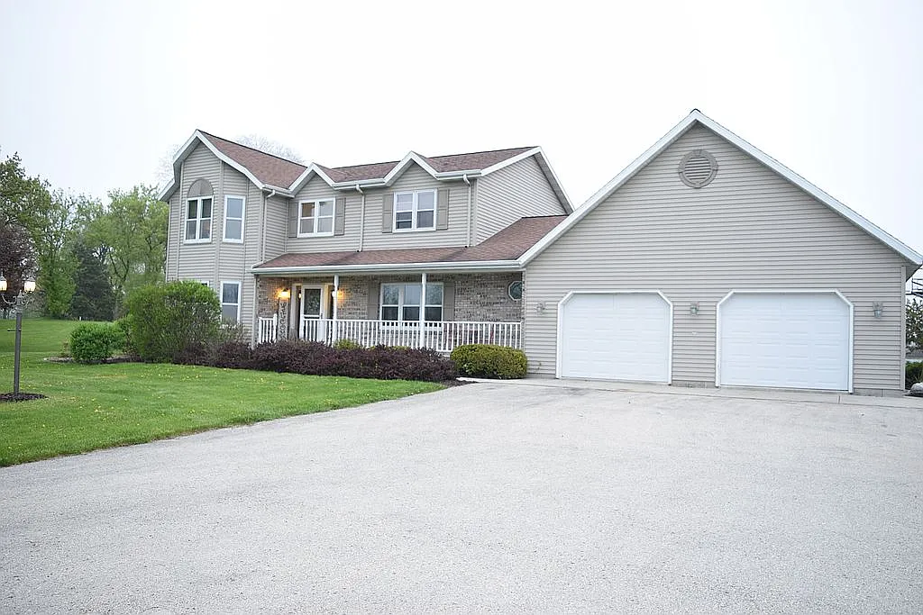 W8093 Randallwood Ln photo 1